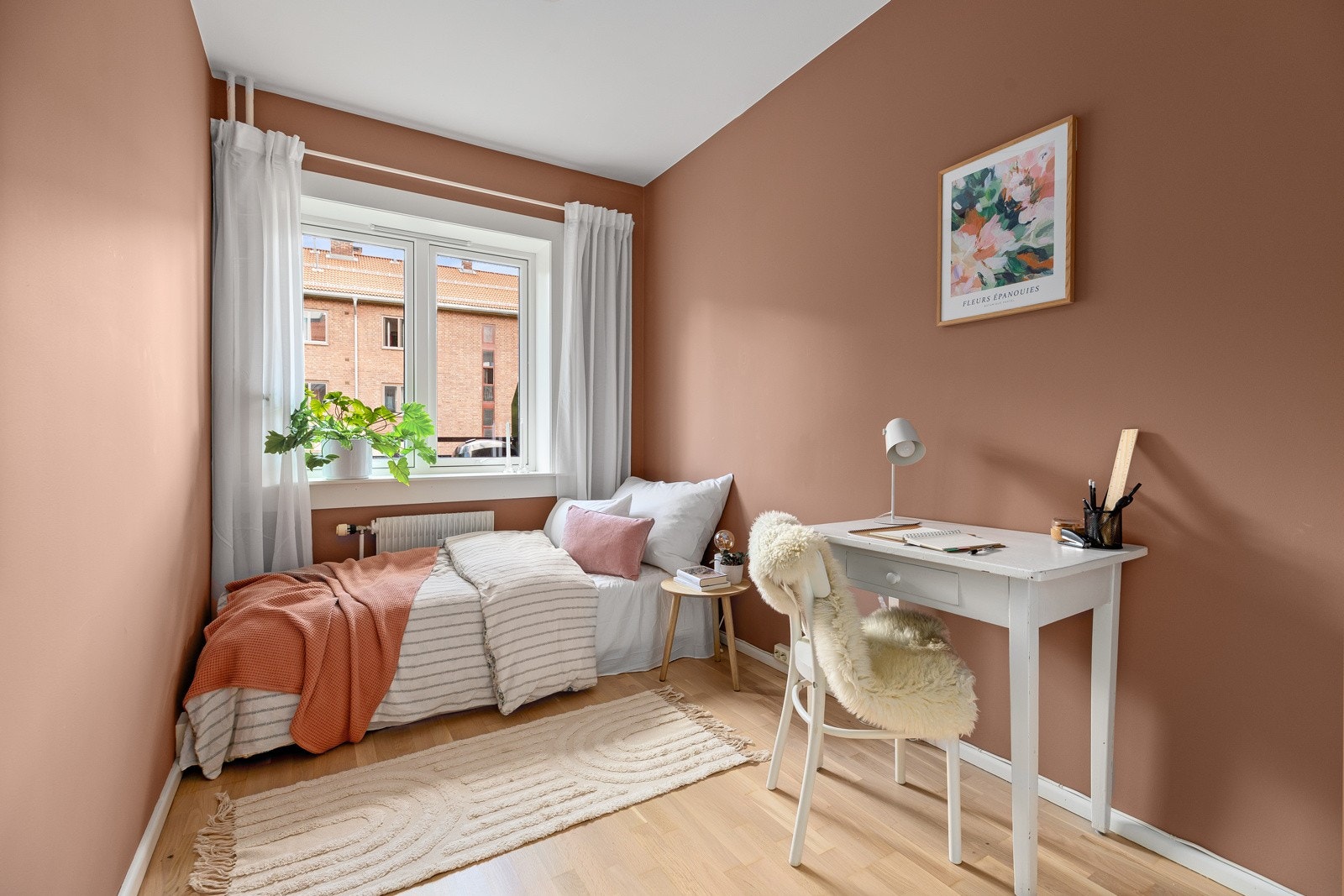 Soverom II har nyslipt parkett fra 2024 og lyse vegger i moderne farger. Det store vinduet gir godt med naturlig lys. Galleribilde