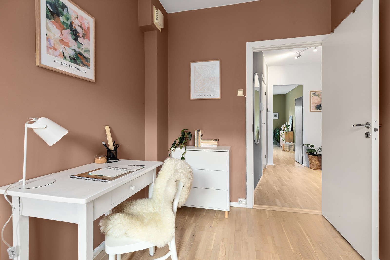 I likhet med hovedsoverommet vender også dette rommet mot en rolig bakgård. Galleribilde