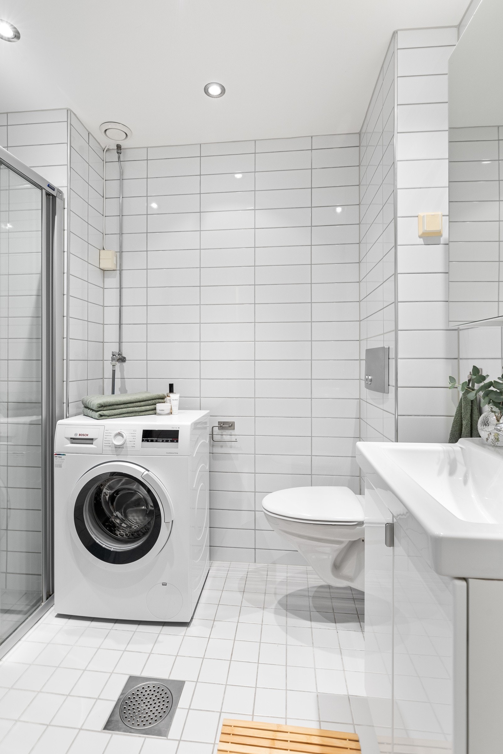 Det moderne baderommet er rehabilitert av borettslaget, med dokumentasjon tilgjengelig hos styret. Badet er flislagt og har varmekabler. Galleribilde