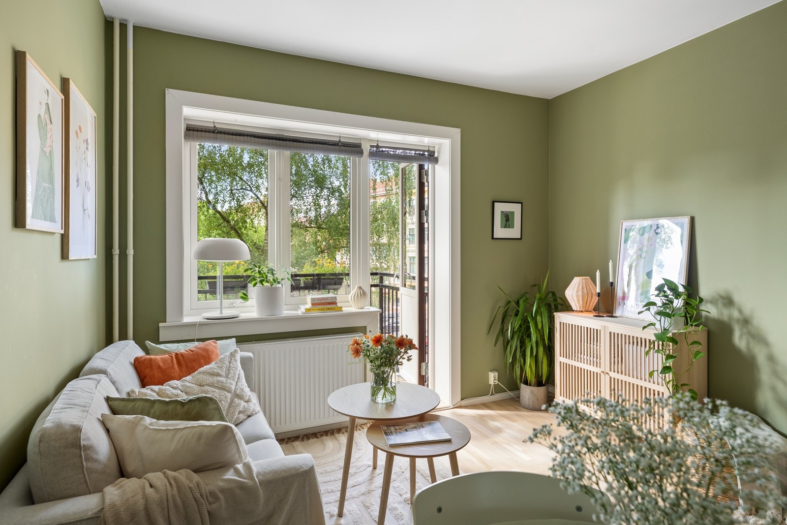 Stuen har store, flotte vindusflater fra nyere tid som gir rikelig med naturlig lys og isolerer godt mot kalde vinterdager. Galleribilde