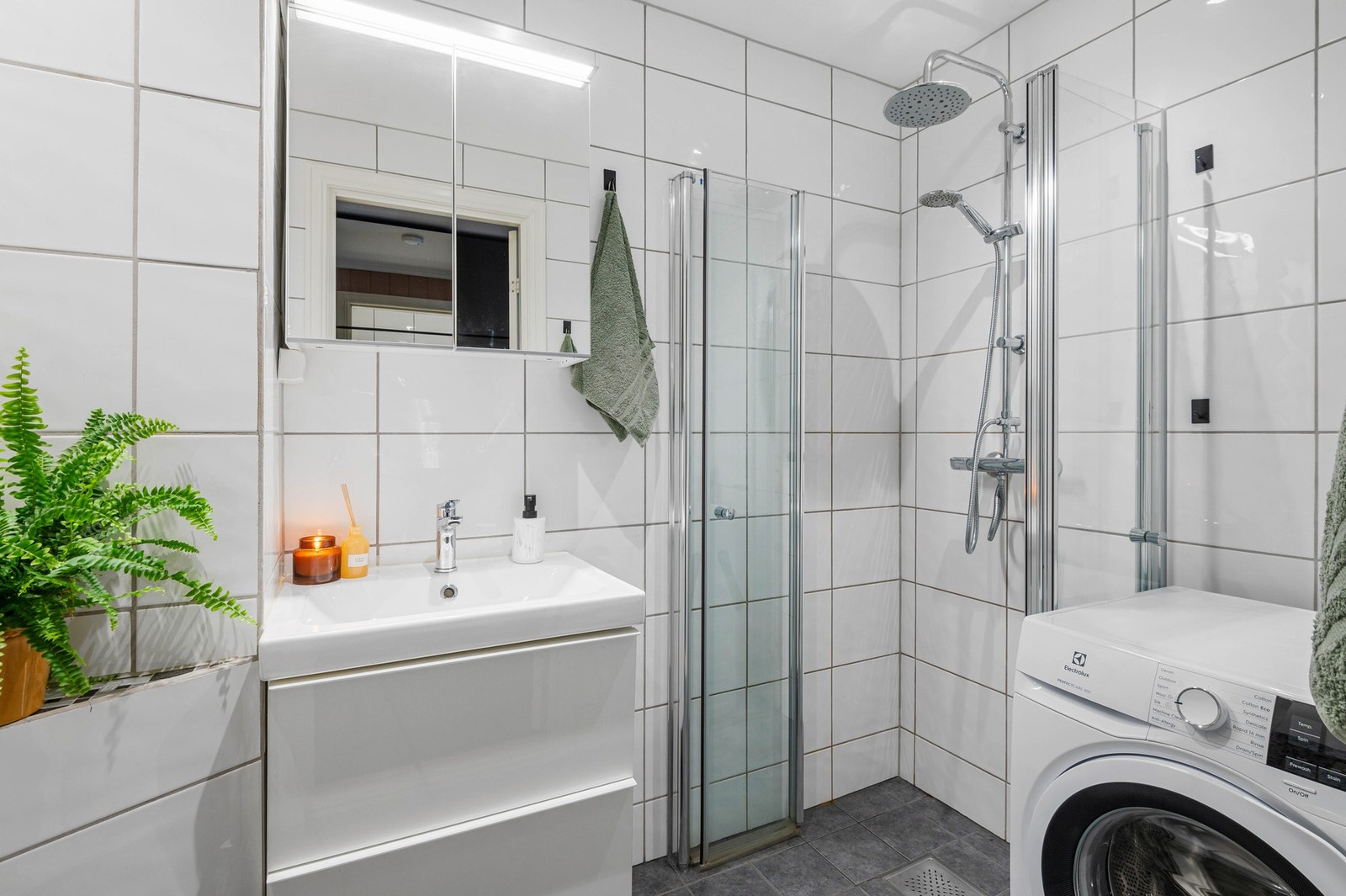Pent, flislagt bad med opplegg for vaskemaskin Galleribilde