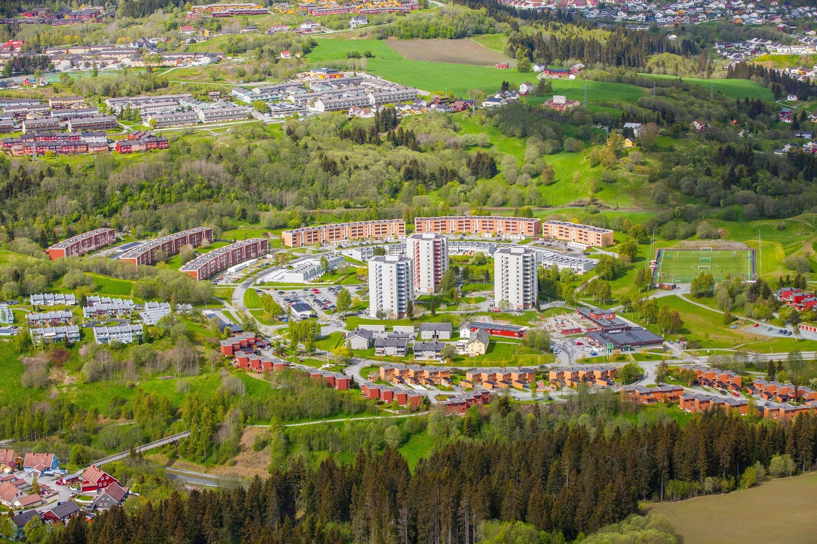 I romolslia her du det meste du trenger i det daglig med barnehage, skole, dagligvarebutikk og ikke minst selskapslokale som kan leies i borettslaget! Galleribilde