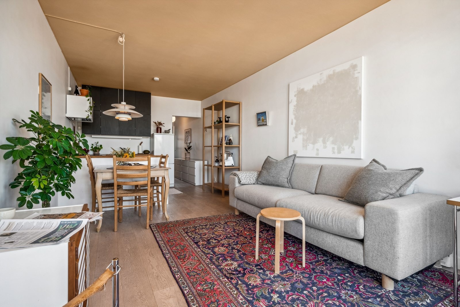 Her har du en god løsning med kjøkken, stue og spisestue som inviterer til sosialt samvær. Galleribilde