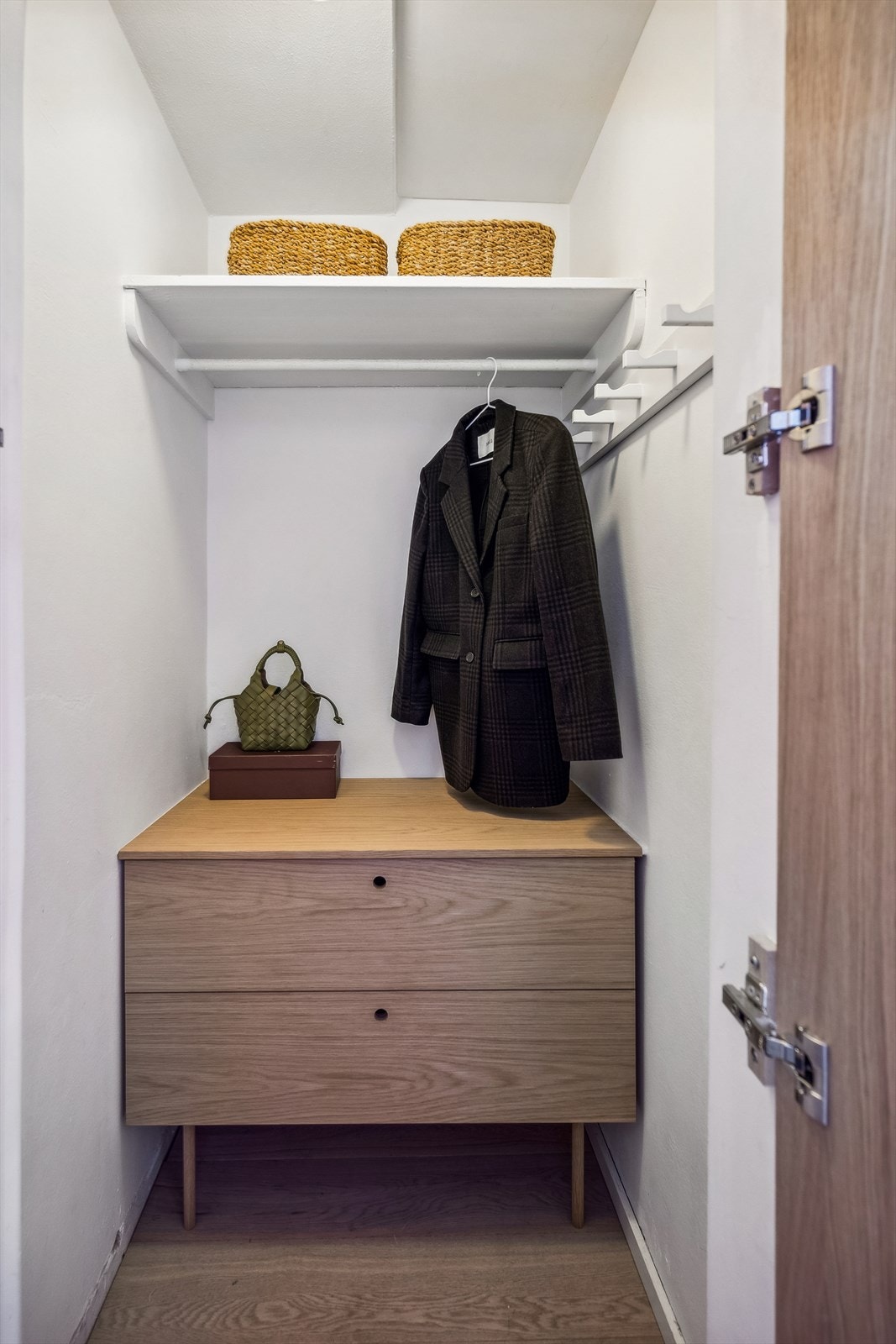I entréen har du en praktisk garderobenisje for oppbevaring. Galleribilde