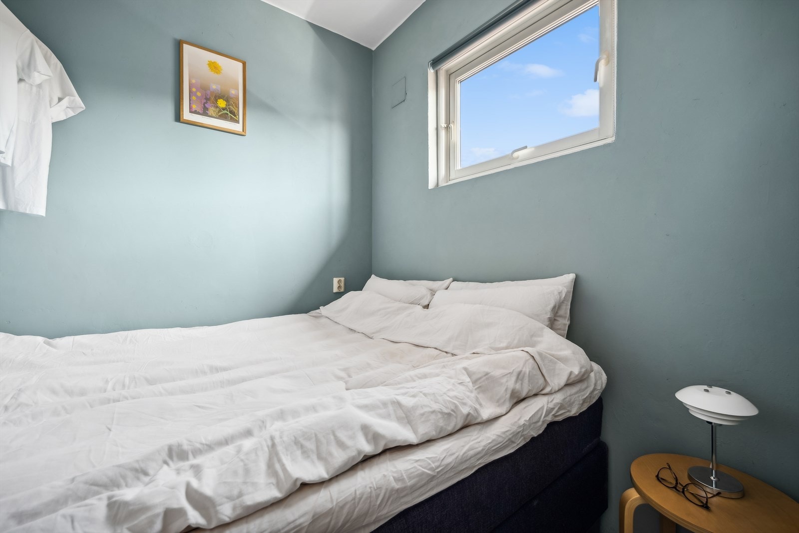 Soverommet har plass til dobbeltseng og tilhørende møblement. Galleribilde