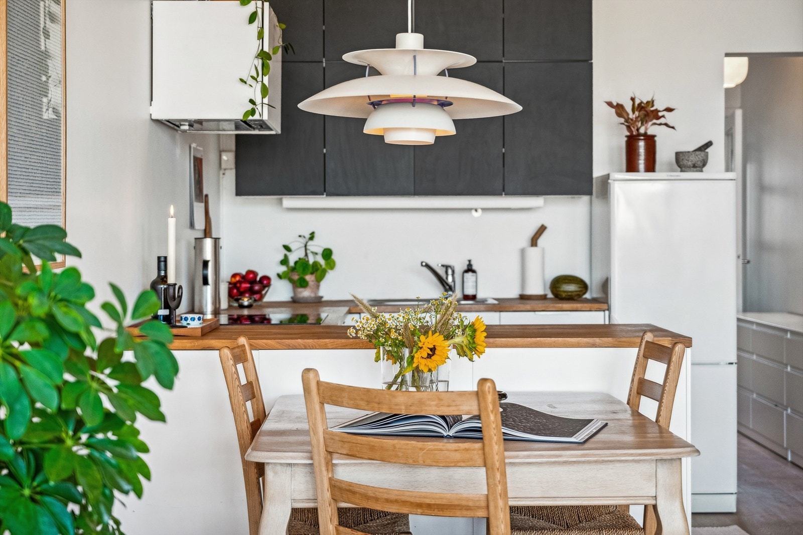 Det tideløse kjøkkenet fra 2018 innbyr på sosiale og gode middager! Galleribilde