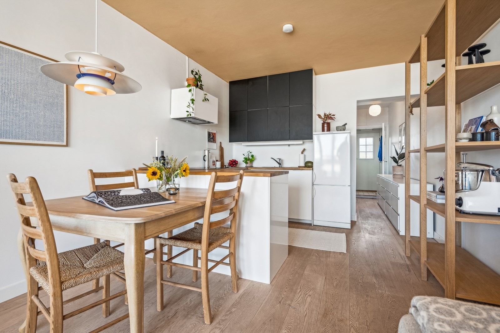 Her har du gode muligheter til å ha en hyggelig spisegruppe, som kan slås ut perfekt for sosiale sammenkomster. Galleribilde