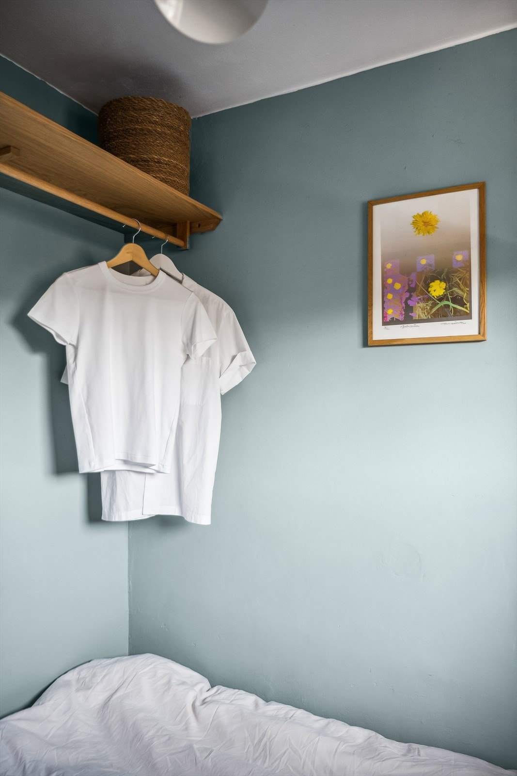 Rommet har en praktisk montert hylle med garderobesang, perfekt til oppbevaring av klær! Galleribilde