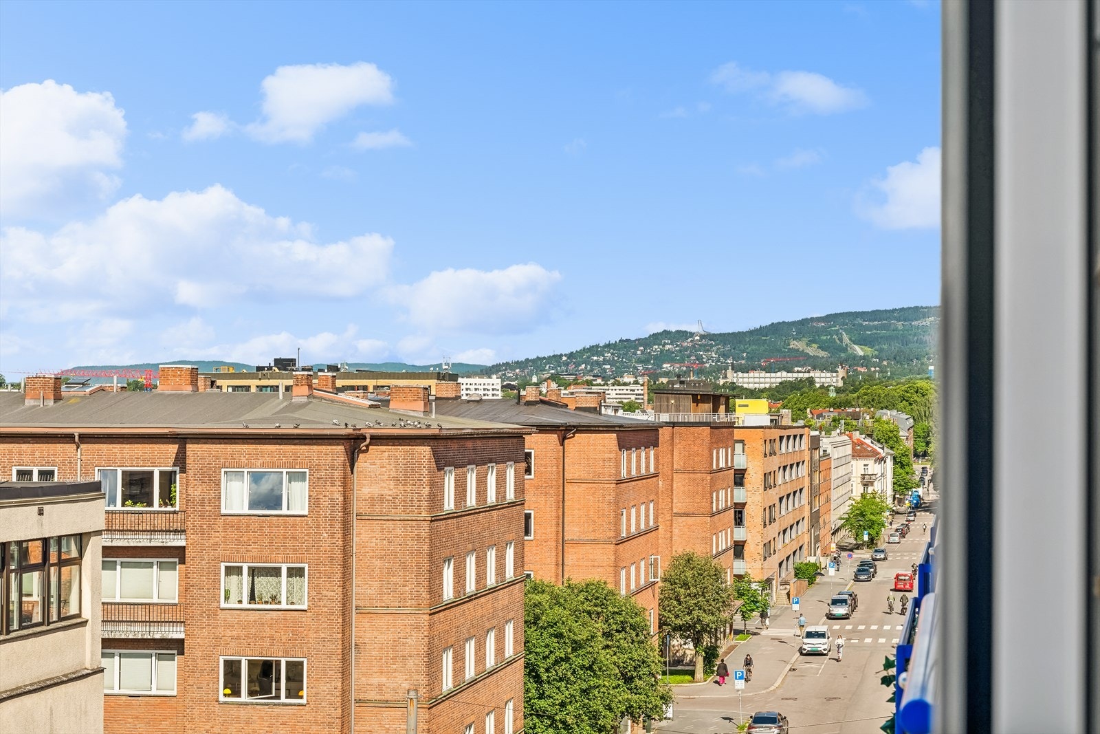 Fra leiligheten har du en storslått utsikt, blant annet mot Holmenkollen! Galleribilde