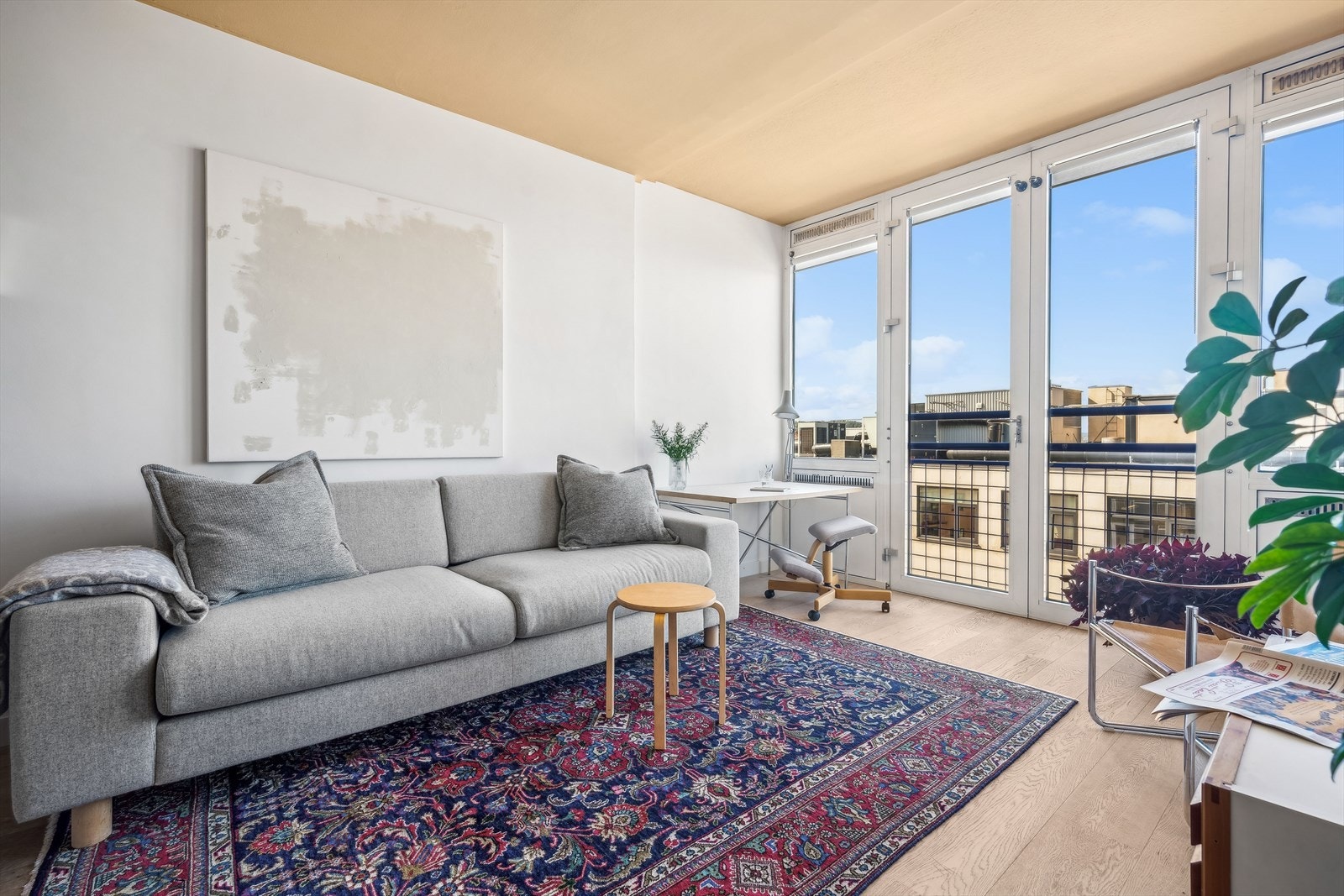 Stuen er godt utformet og gir deg enkelt plass til både spisebord, sofa og TV-hjørne. Galleribilde