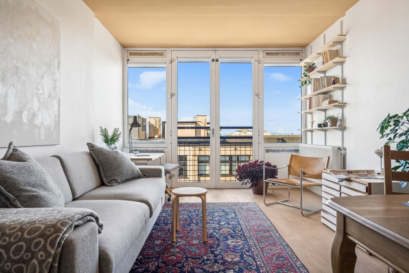 Velkommen inn! Her får du en sjarmerende leilighet med god atmosfære. Her er det lett å like seg. Galleribilde