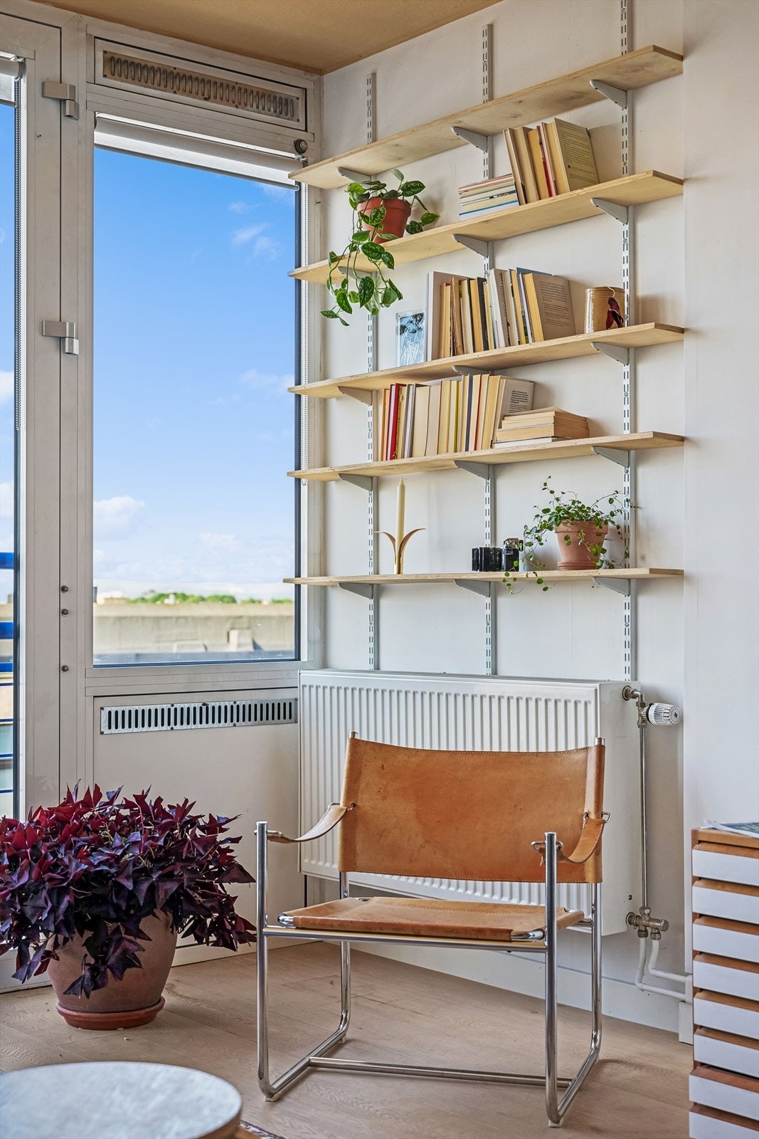 Koselig plass til å nyte morgenkaffen med hyggelig utsyn. Galleribilde