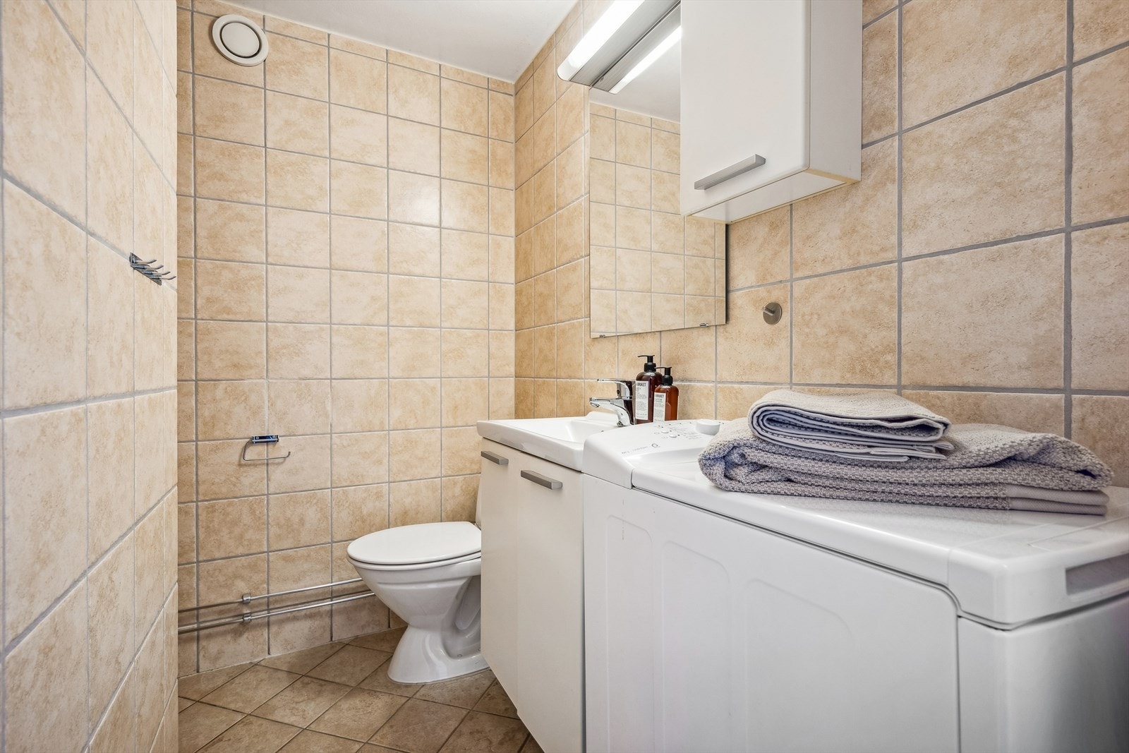 Badet er fra 2004 da bygget ble omgjort til leiligheter. Galleribilde