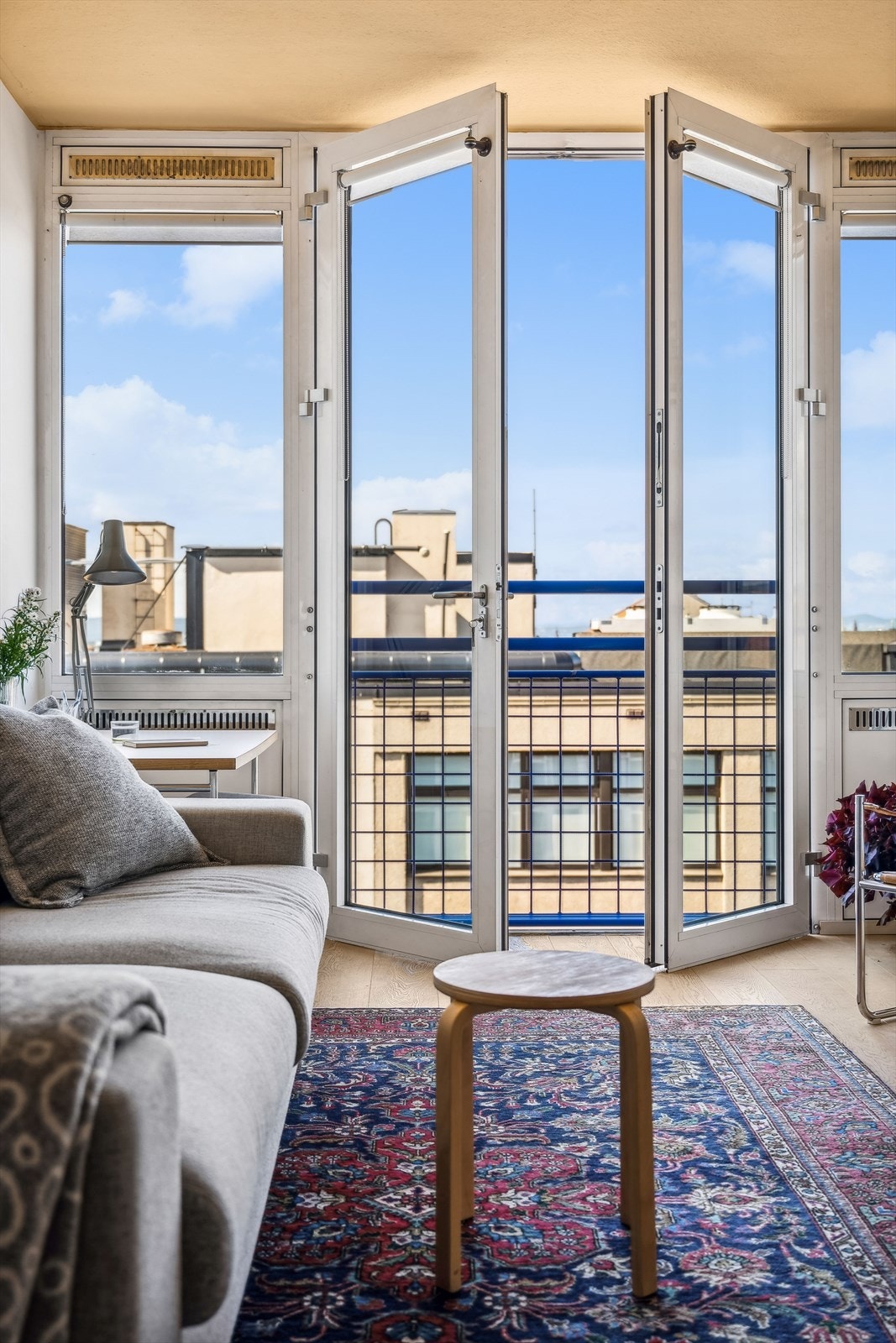 Den franske balkongen og de store vinduene som dekker hele veggen i kombinasjon med den gode takhøyden på 2,6 meter gir rommet en utrolig luftig og behagelig følelse. Galleribilde