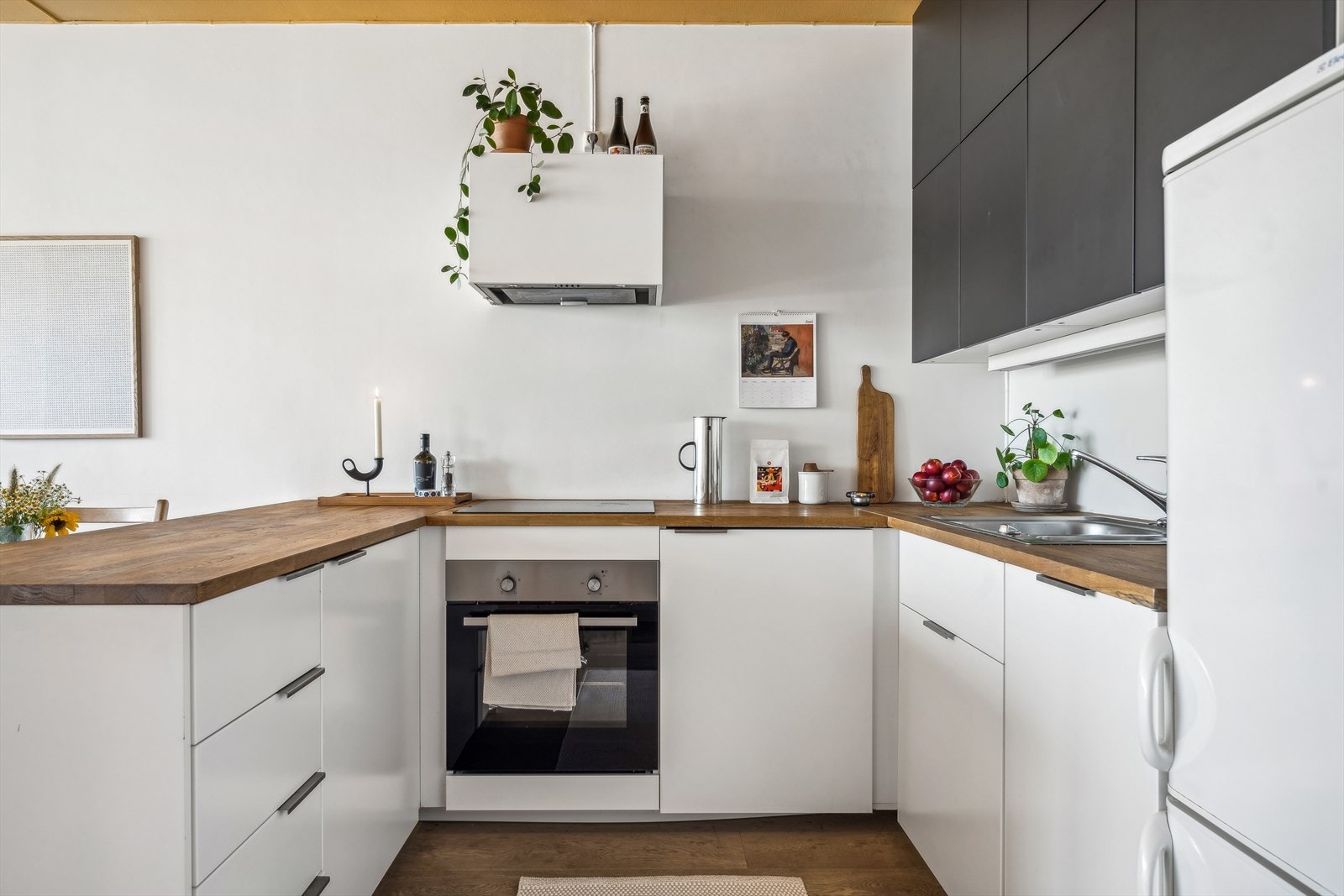 Følgende hvitevarer medfølger: Integrert platetopp, stekeovn og oppvaskmaskin. Frittstående kjøle/fryseskap. Galleribilde