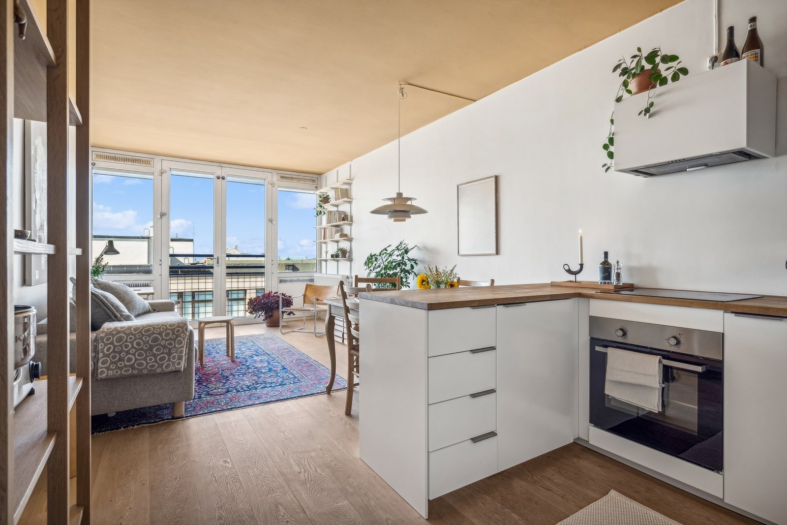 Kjøkkenet har god kombinasjon av benk-og skapplass med benkeplate i tre og foilerte fronter. Galleribilde