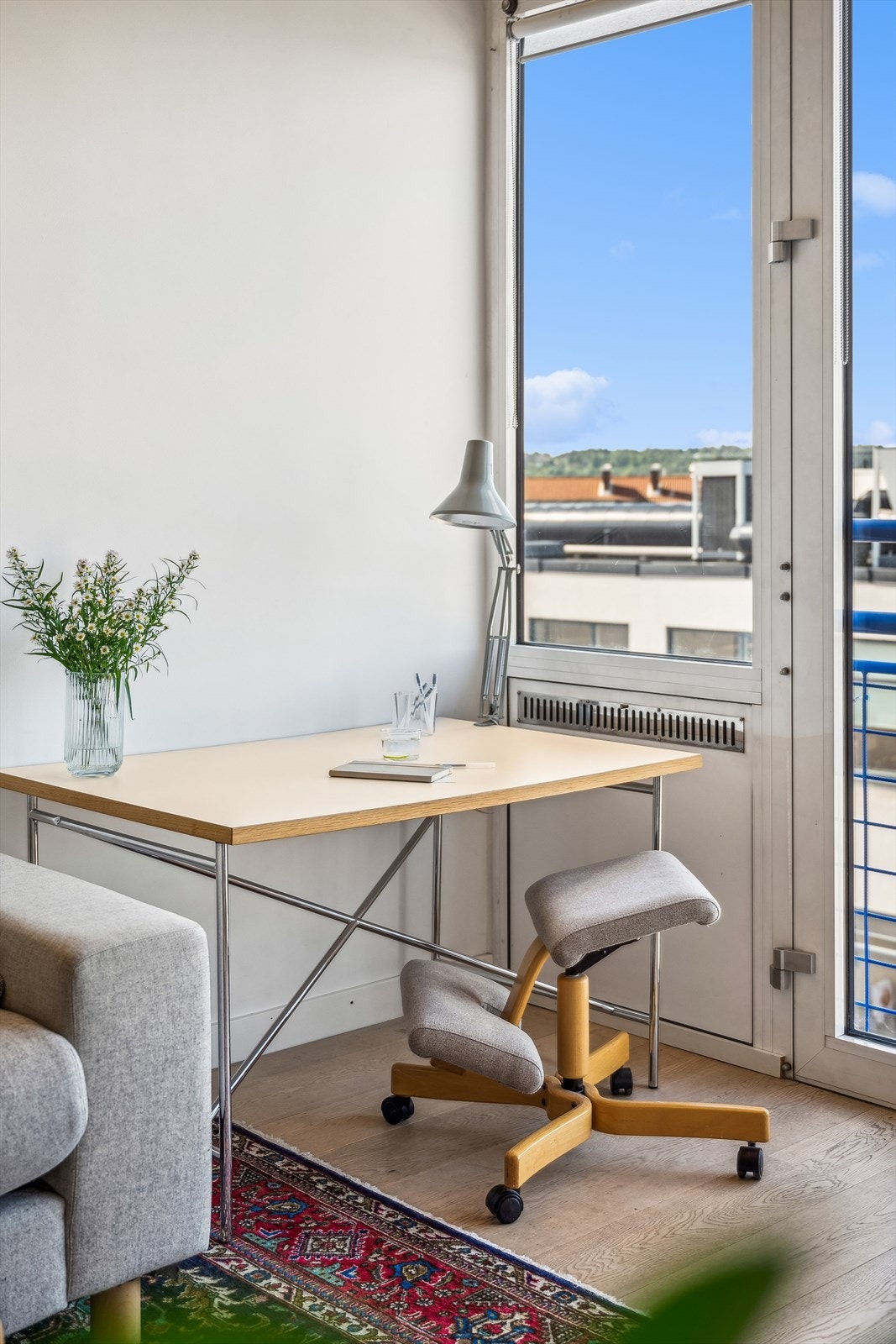 Nå som hjemmekontor er blitt så populært er det kjekt å ha et stue som har plass til dette. Galleribilde