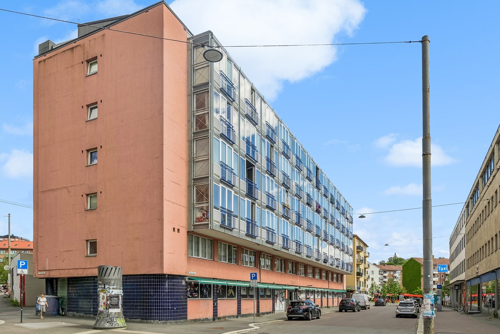 Leiligheten har en svært ettertraktet beliggenhet på Carl Berner med den idylliske trehusbebyggelsen på Rodeløkka som nærmeste nabo. Galleribilde