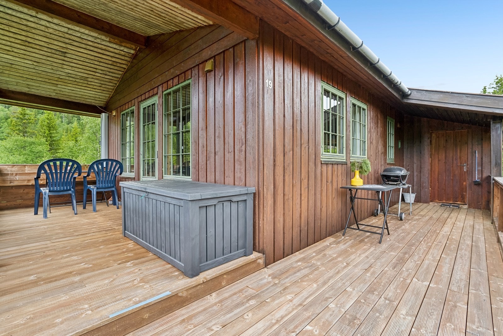 Hyggelig inngangsparti med nyere platting Galleribilde