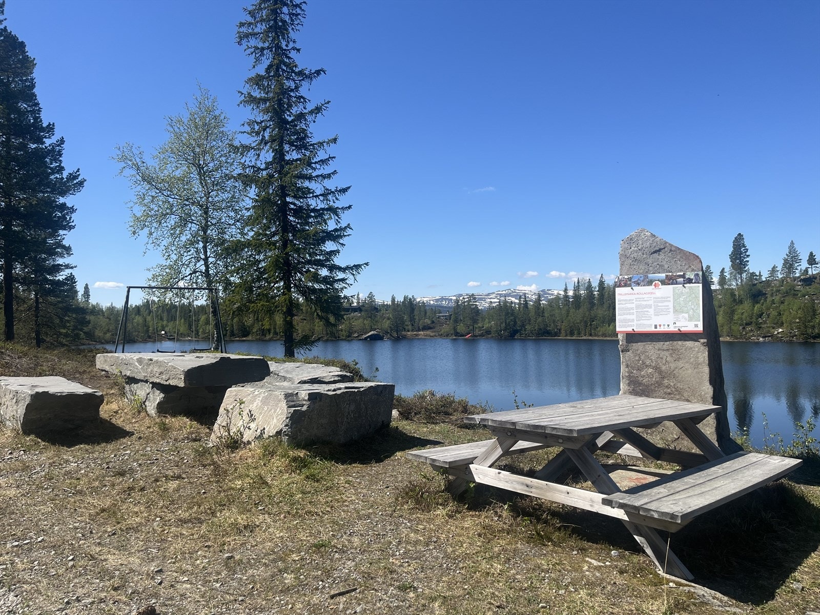 Idyllisk plass ved Metjønn, ca 600 m fra hytta. Galleribilde