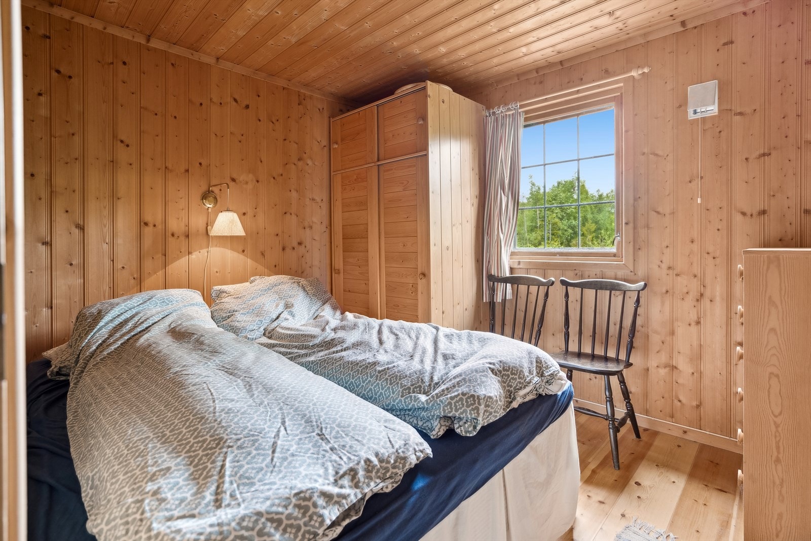 Romslig soverom med garderobeskap Galleribilde