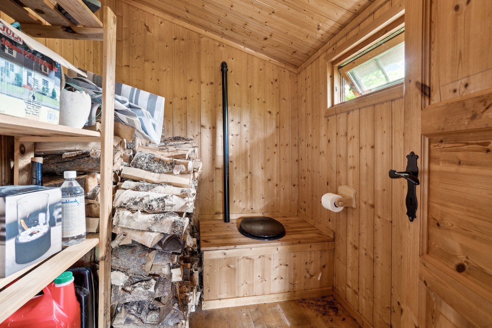 Utedo i forbindelse med boden ved inngangspartiet Galleribilde