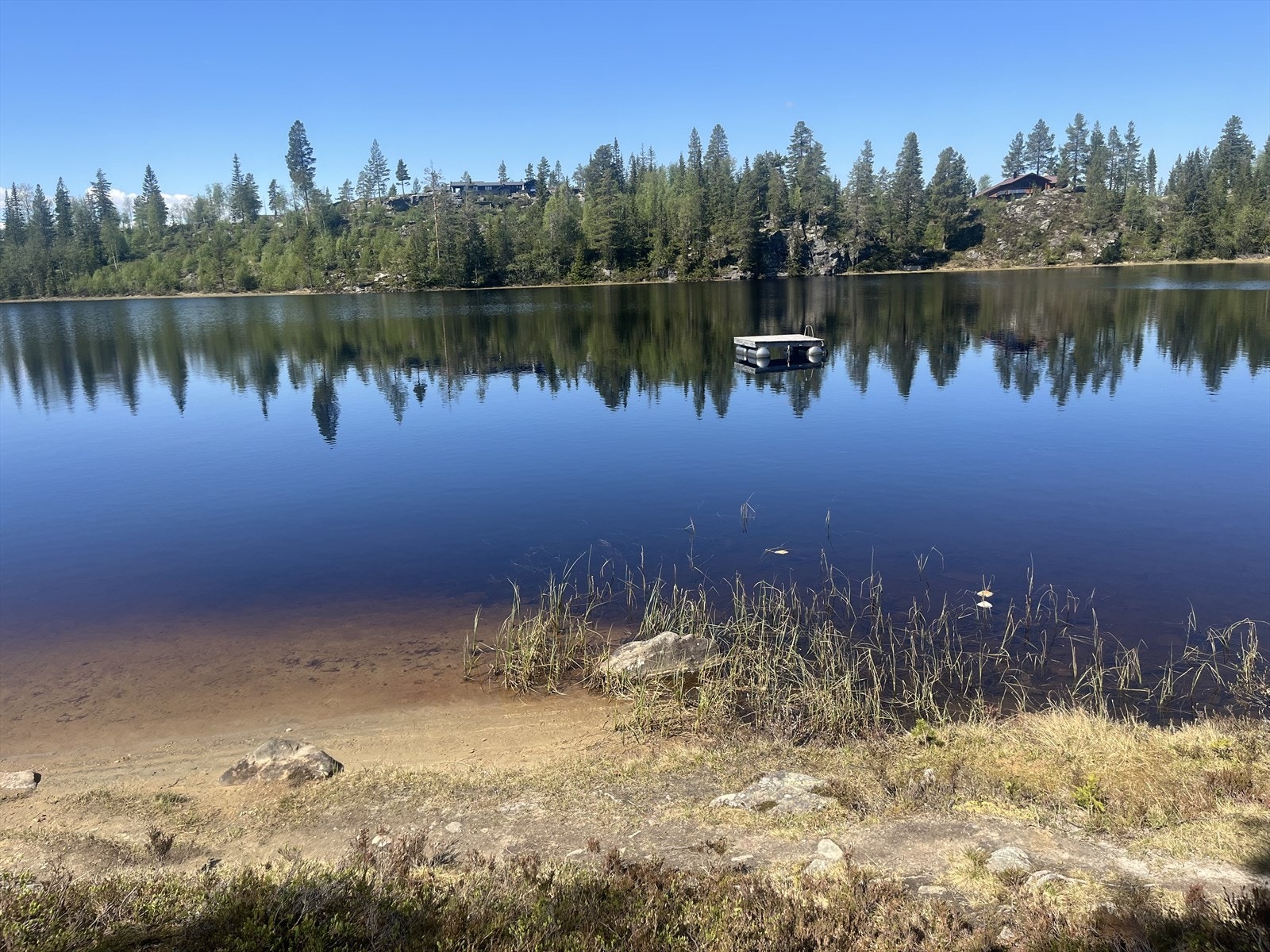 Her er det badebrygge og en liten sandstrand. Galleribilde