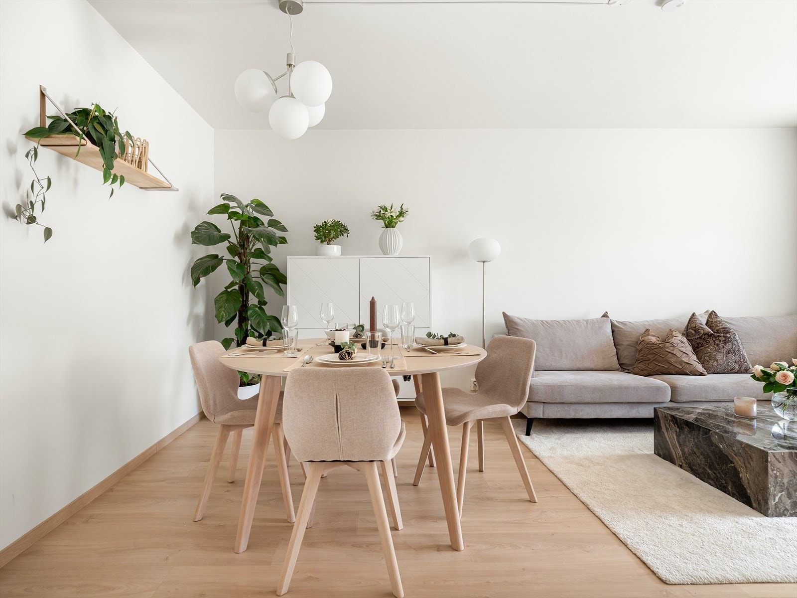 Romslig stue med god plass til sofa og spisebord. Galleribilde