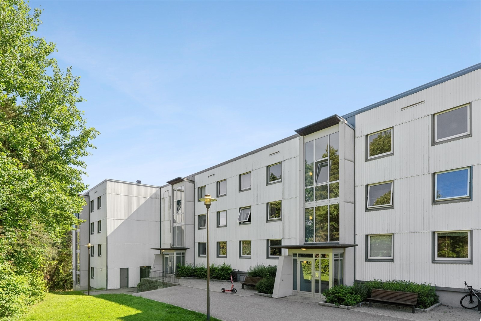 Nabolaget er veletablert og anses som svært barnevennlig. Her har du nærhet til det du måtte trenge i hverdagen. Området byr på et utvalg av dagligvarebutikker, skoler/barnehager og flotte turstier i nærområdet Galleribilde