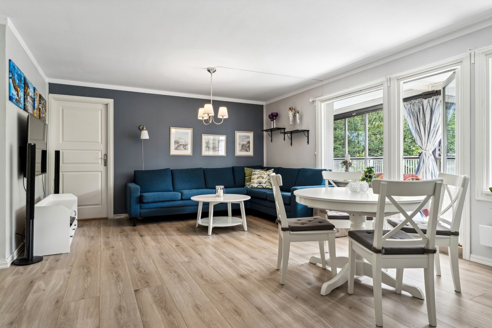 Stuen er lys og luftig med store vindusflater som bidrar til rikelig med naturlig sollys. Galleribilde