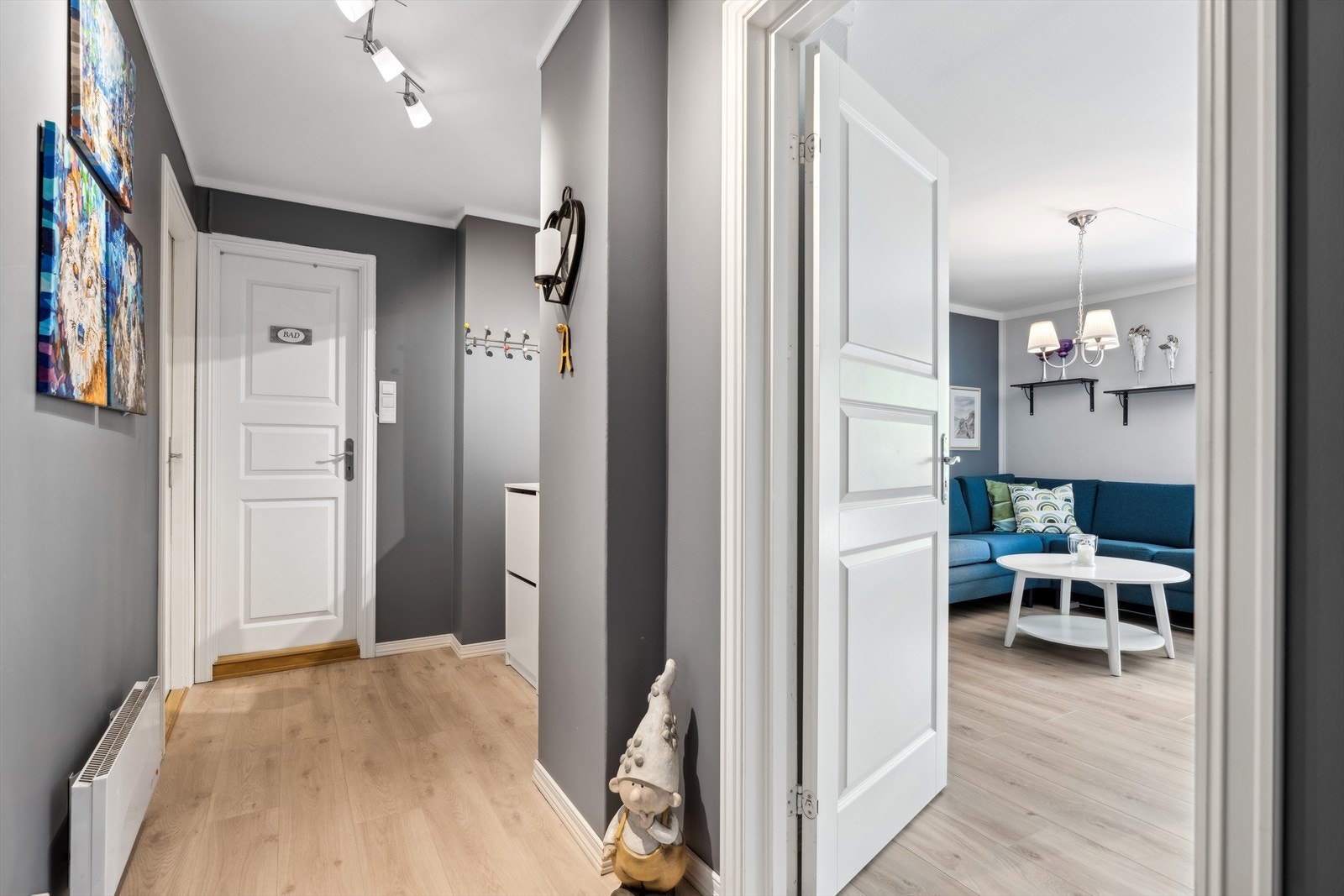 Velkommen inn - fra ytterdøren møter du på en romslig gang med skyvedørsgarderobe for oppbevaring Galleribilde