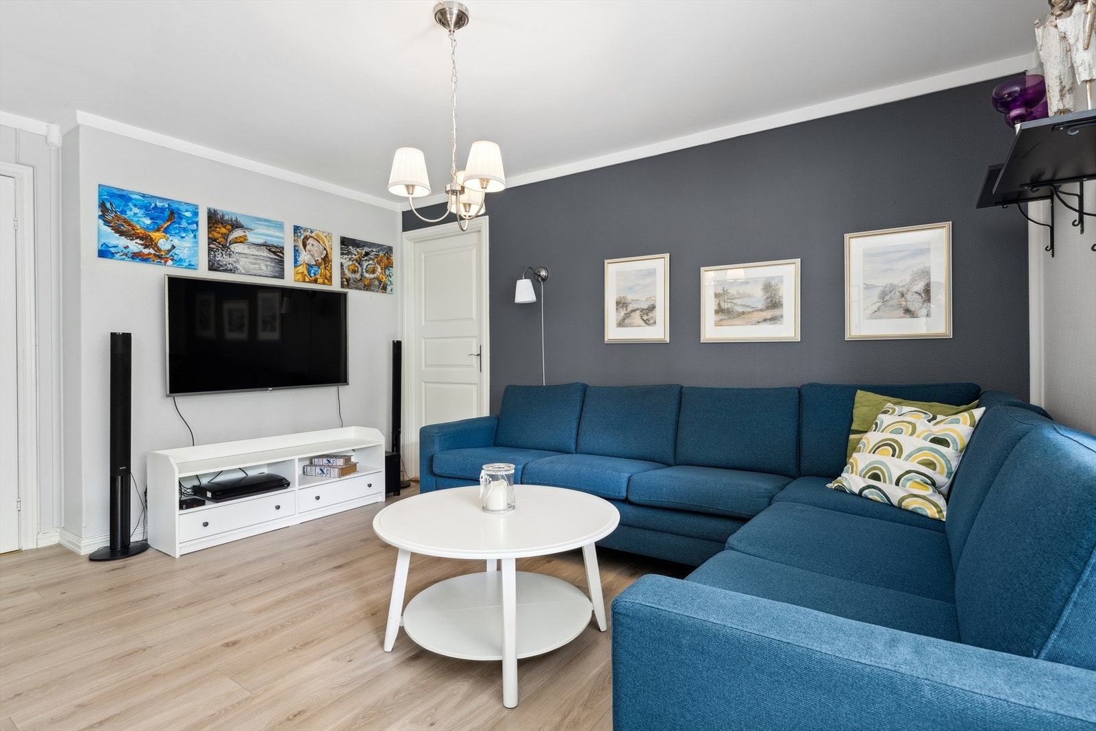 Her er det god plass til sofa, TV-benk og spisegruppe. Galleribilde