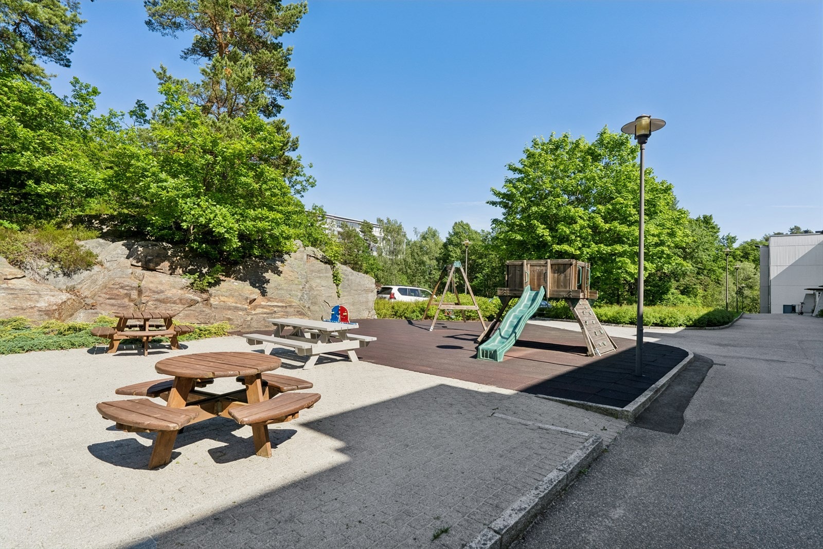 I tillegg er det tilrettelagt for lek og moro for de minste gjennom lekeplass som befinner seg få meter unna inngangsdøren til blokken - Vel møtt til et veletablert og barnevennlig borettslag! Galleribilde