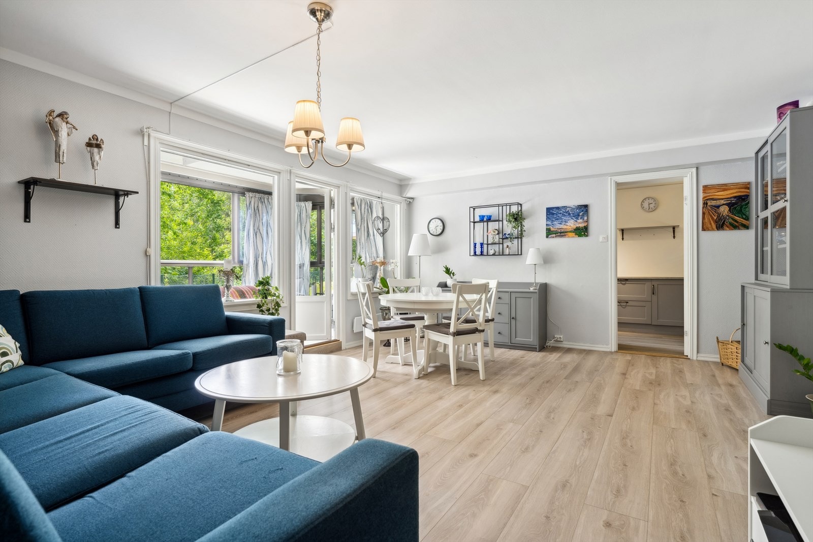 Fra stuen er det direkte utgang til innglasset balkong Galleribilde