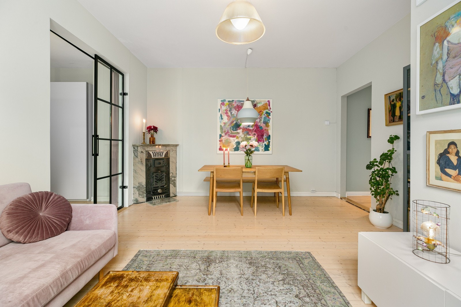 Stuen fremstår som lys og innbydende Galleribilde