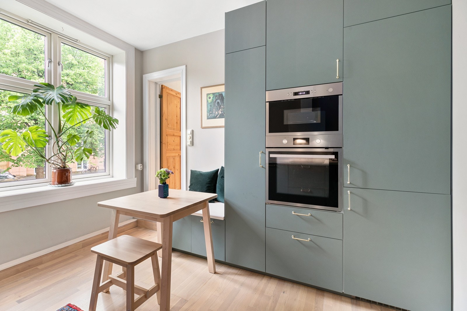Integrerte hvitevarer fra Ikea/Whirlpool som oppvaskmaskin, kjøl/frys, stekeovn og micro i høyskap samt indukjsonsplateopp. Galleribilde