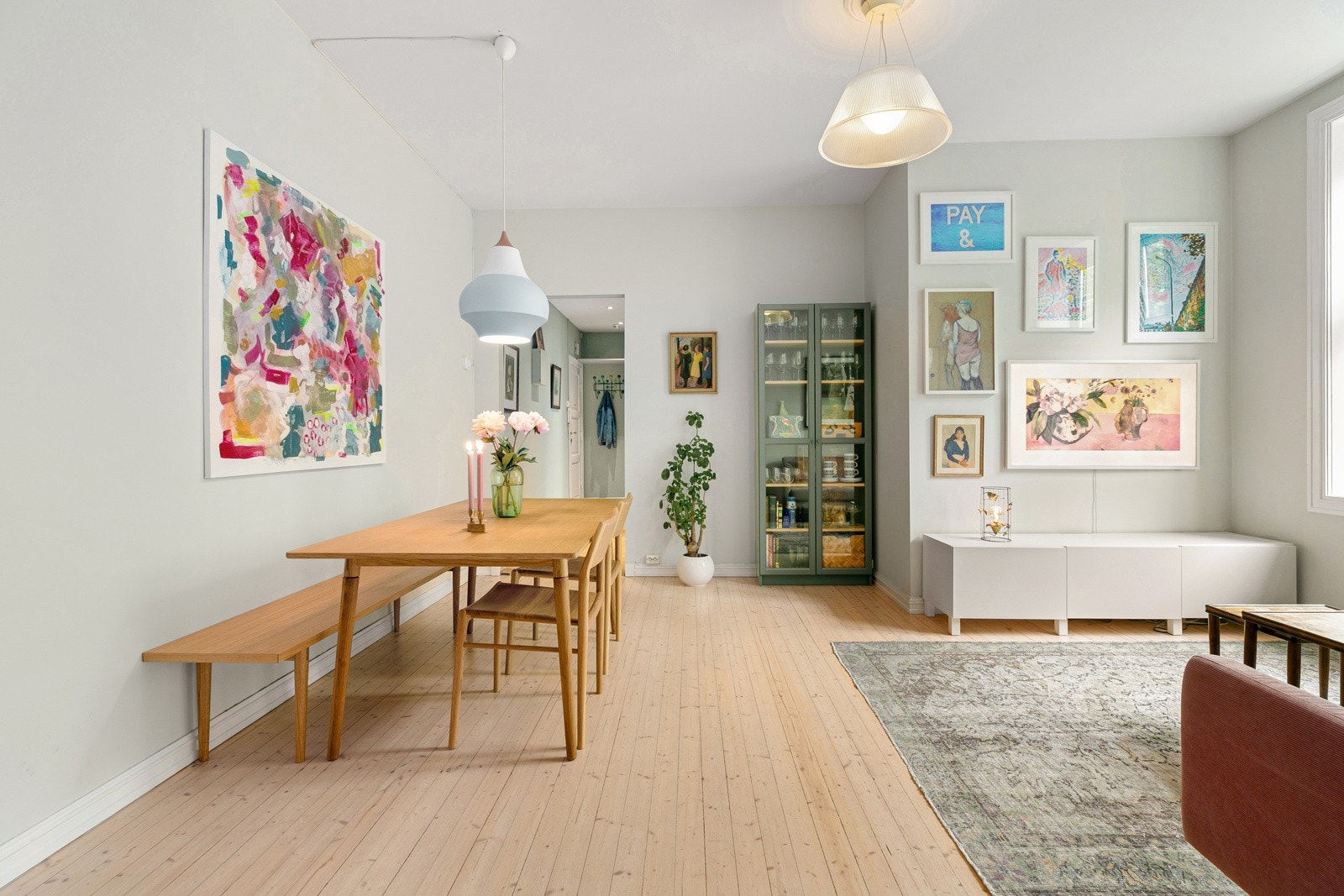 Lys og romslig stue med fleksible møbleringsalternativer Galleribilde