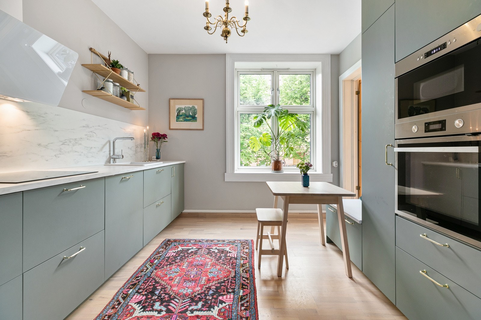 Innholdsrik og moderne kjøkkeninnredning fra Ikea med slette fronter Galleribilde