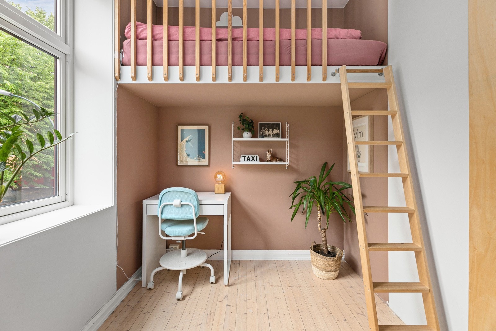 Soverom med plassbygd seng Galleribilde