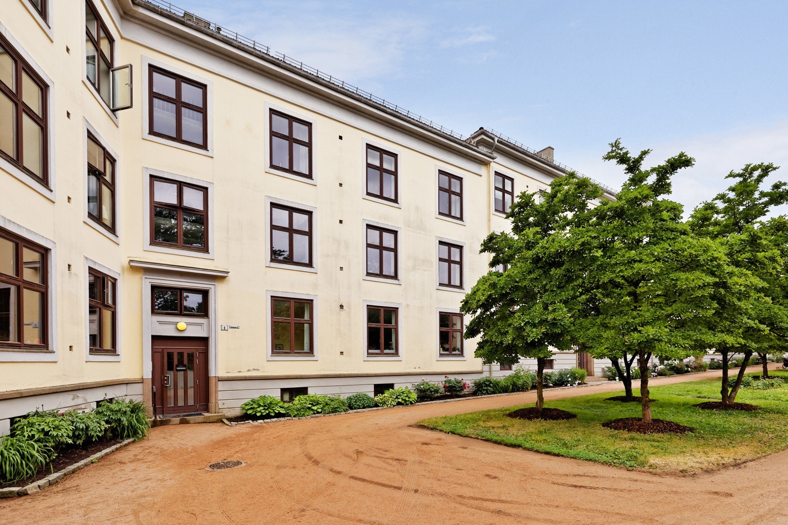 Fasade - Borettslaget har en meget pent opparbeidet bakgård til bruk for beboere Galleribilde