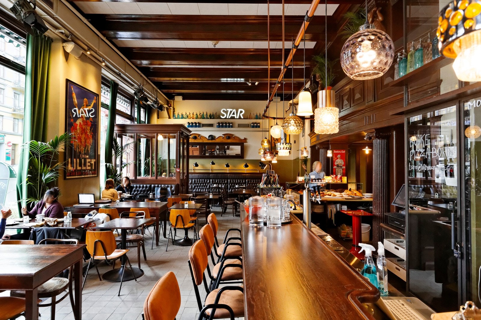 Området byr også på mangfoldige restauranter, barer og caféer Galleribilde
