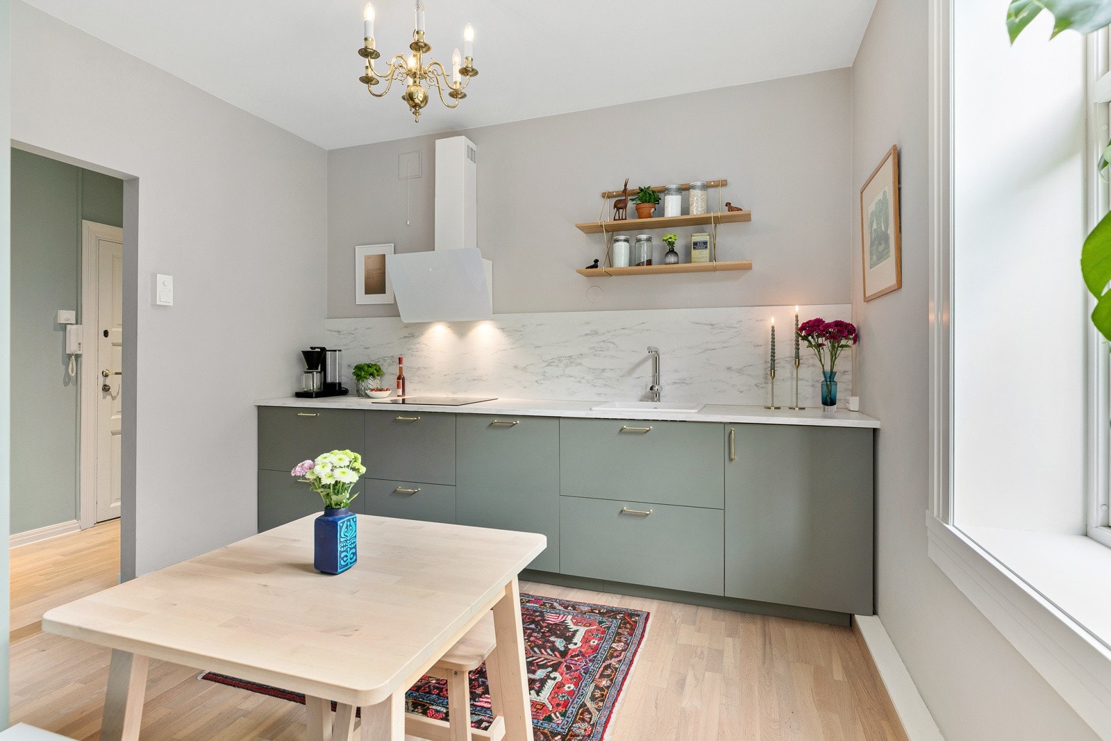 Lys laminat benkeplate med nedfelt keramisk vask og ett-greps armatur i krom Galleribilde
