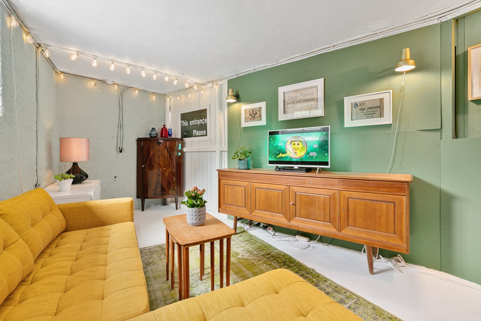 Leiligheten disponerer en loftsbod med skråtak og et gulvareal på ca. 4,8 m2 samt to kjellerboder på henholdsvis 3,4 m2 og 12 m2. Galleribilde