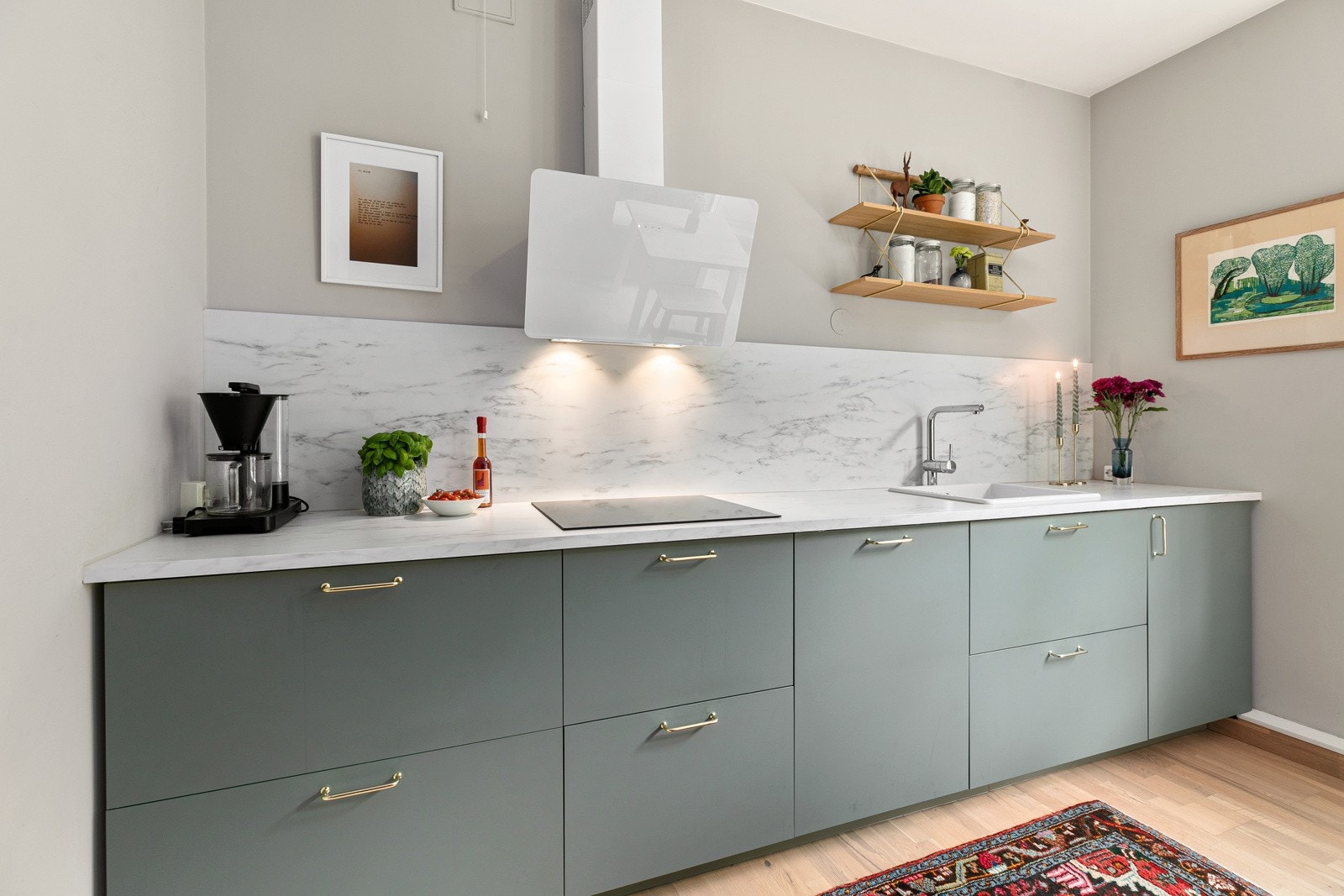 Backsplash plate på hele veggen. Veggmontert avtrekksvifte. Galleribilde