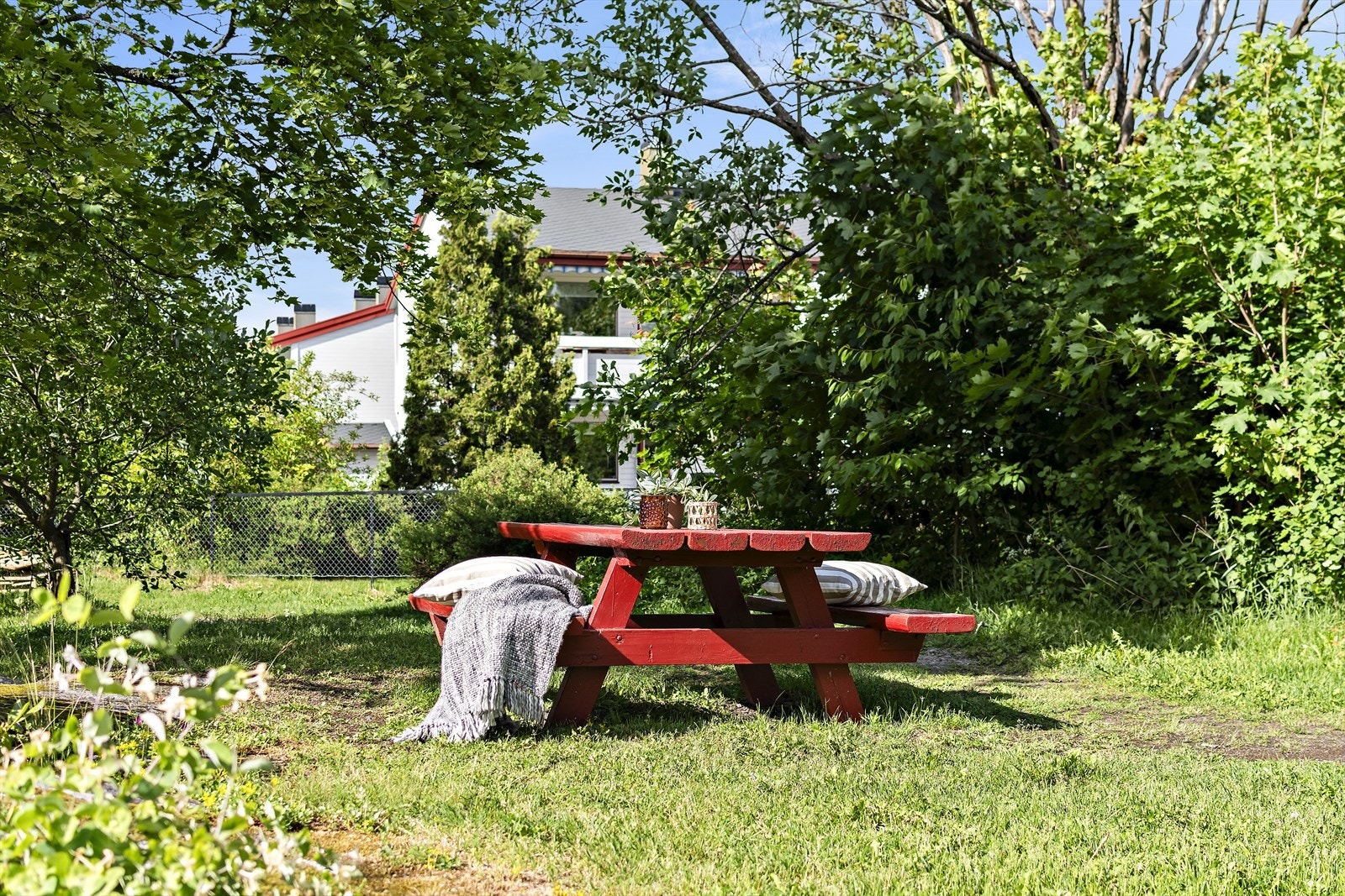 Her har man hyggelige sittebenker og lekeplasser i umiddelbar nærhet. Galleribilde