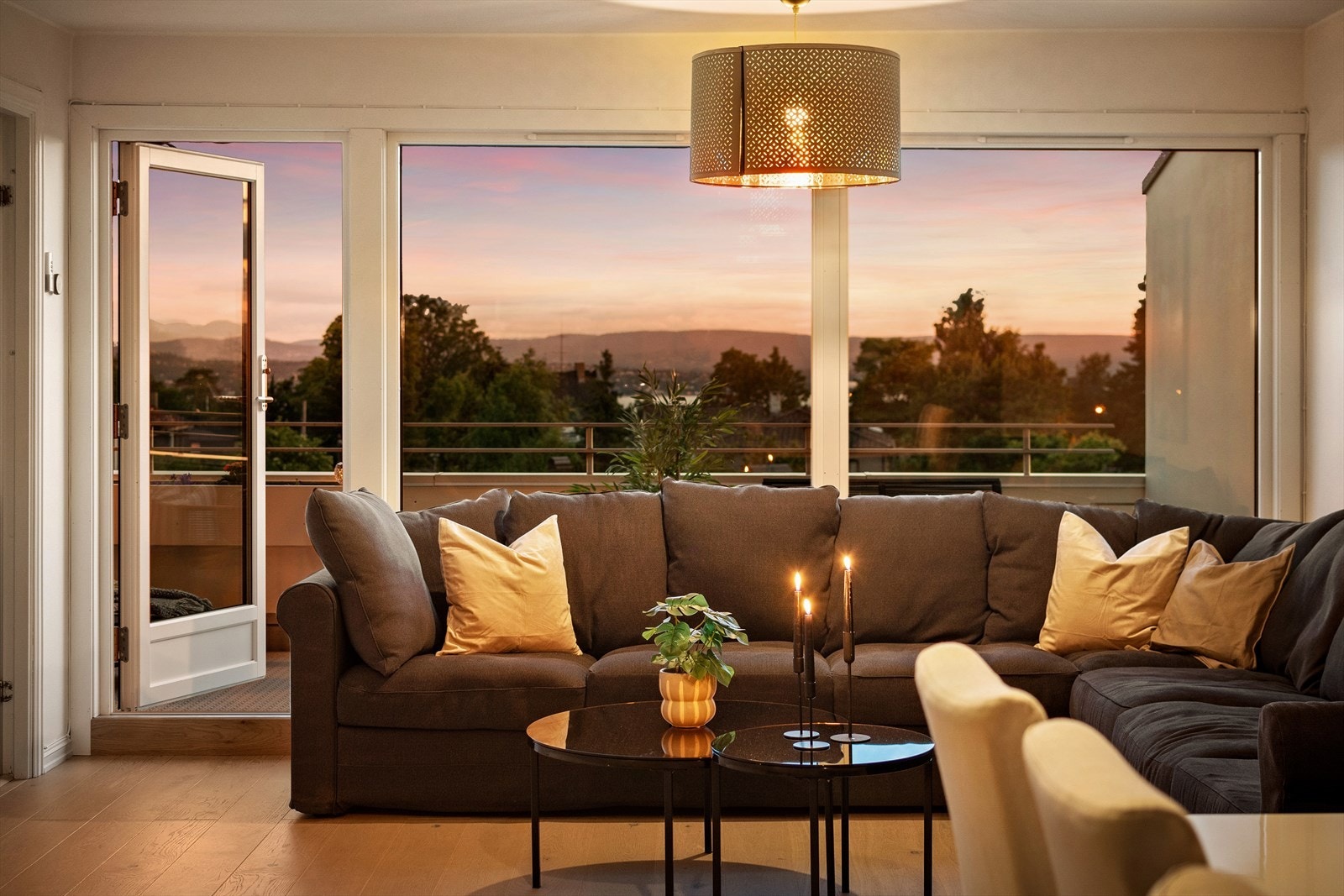 Fra stuen har du direkte utgang til en solrik vestvendt balkong på 13 kvm. Galleribilde