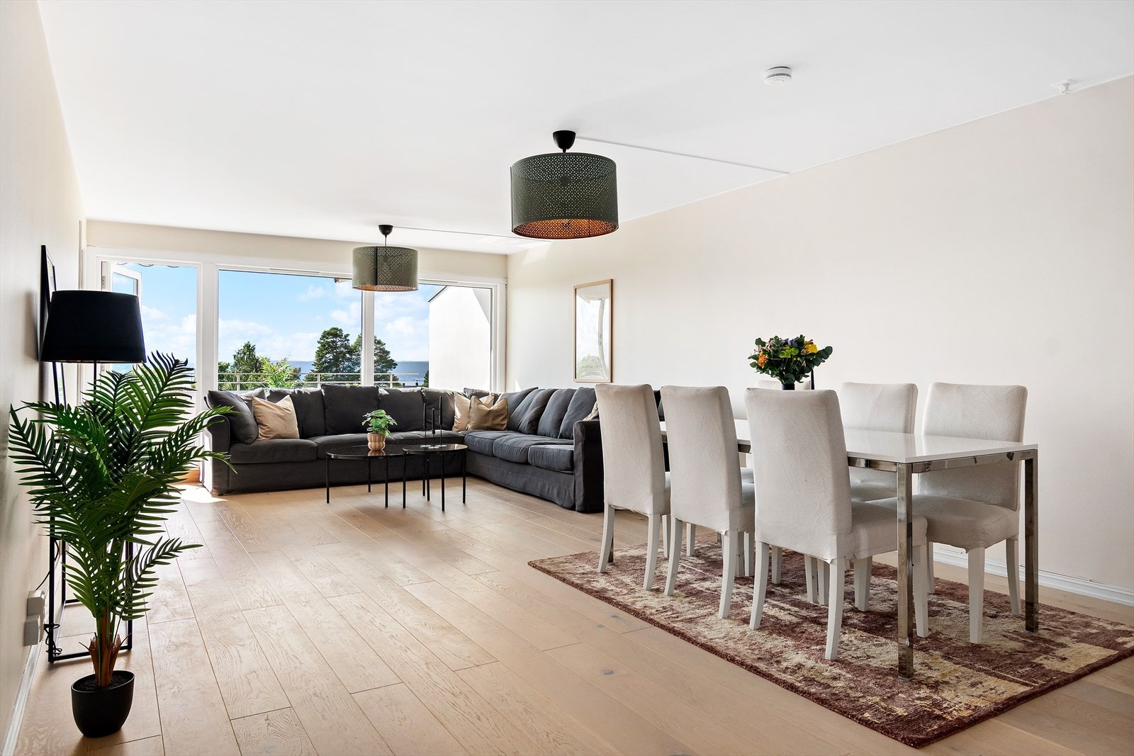 Stor og romslig stue med god plass til stor sofagruppe, tv-seksjon og spisebord. Galleribilde