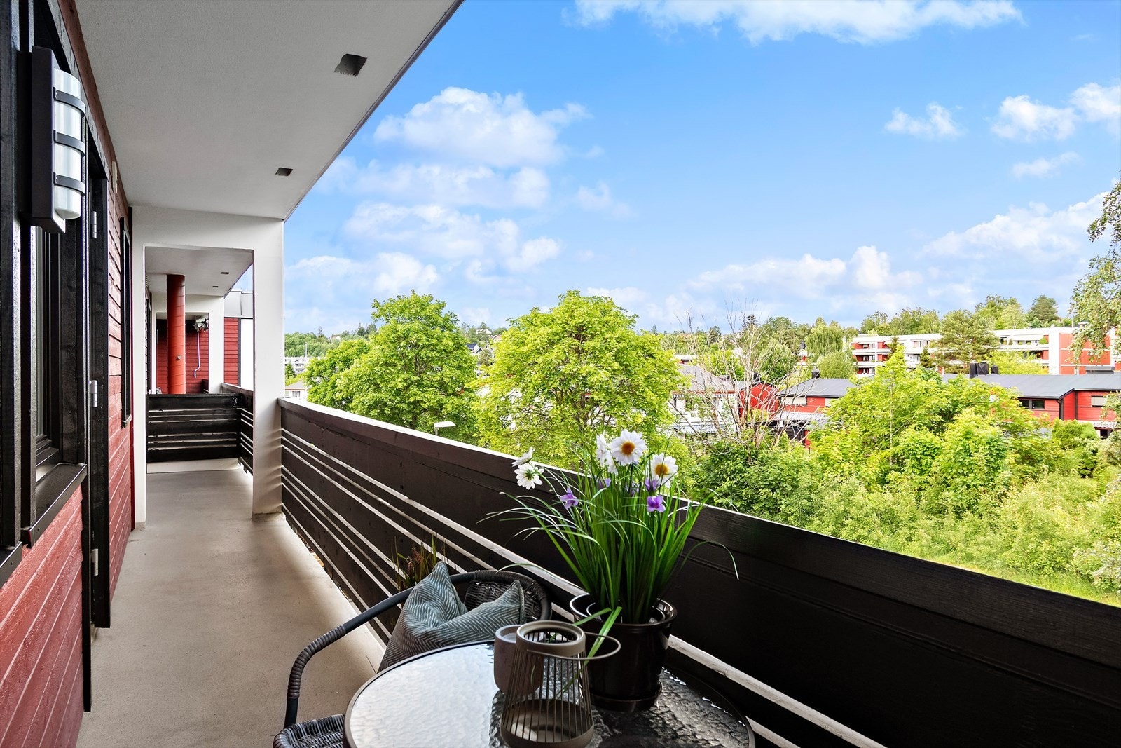 Fra kjøkkenet er det direkte utgang til leilighetens andre balkong. Galleribilde