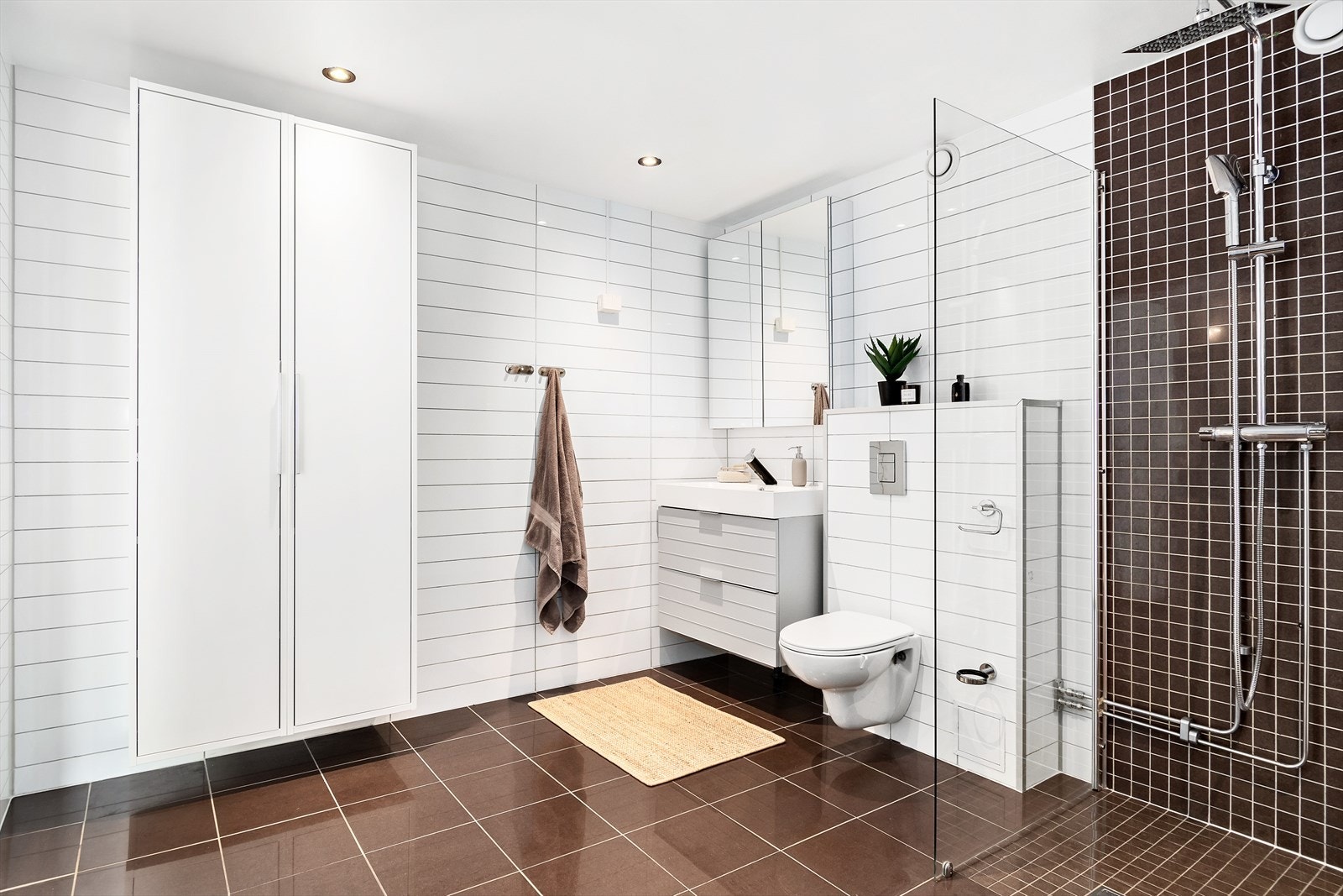 Stort flislagt bad fra 2012. Badet er modernisert 2024 med nytt inventar. Galleribilde