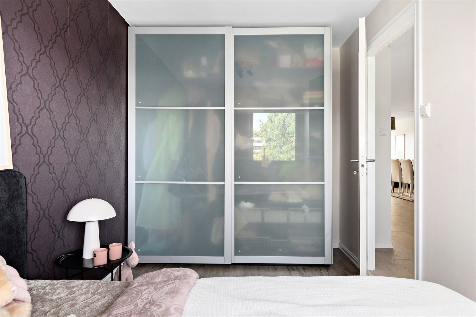 Stor skyvedørsgarderobe. Galleribilde